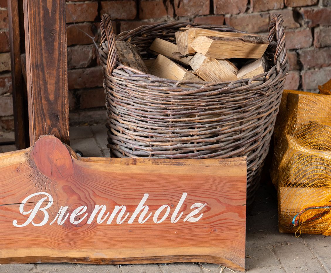 Brennholz im Korb.