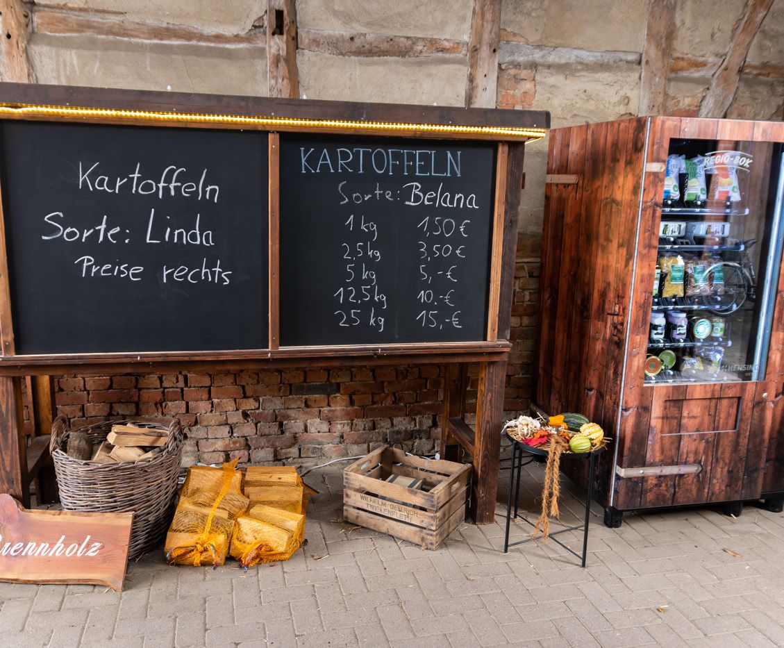 Schrank mit Kartoffeln und Zwiebeln.