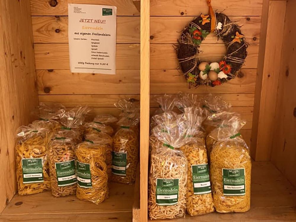 Nudeln im Schrank aus eigenen Eiern hergestellt.