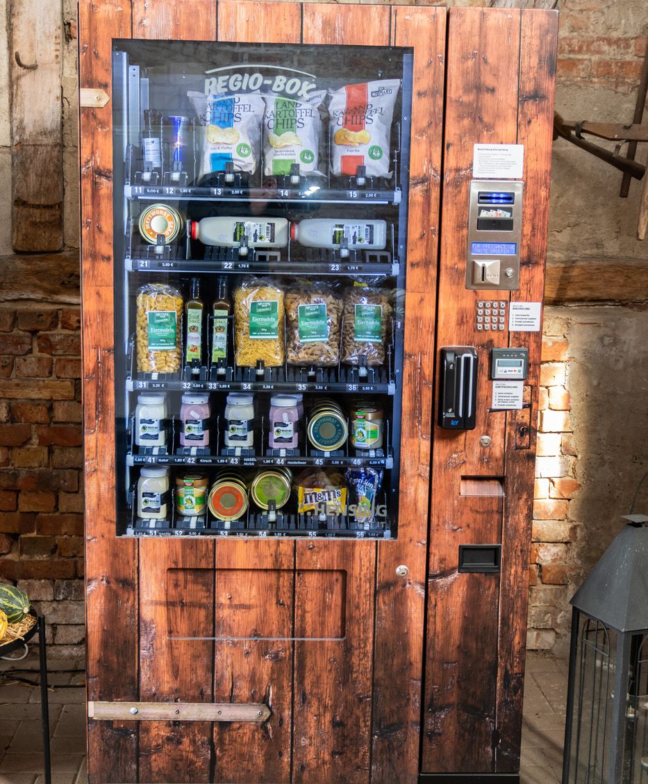 Produktautomat auf dem Hof.